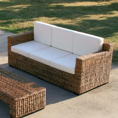 Divano Croco Sofa a tre posti con struttura finitura intreccio di Banano naturale con cuscini in tessuto imbottito di La Seggiola