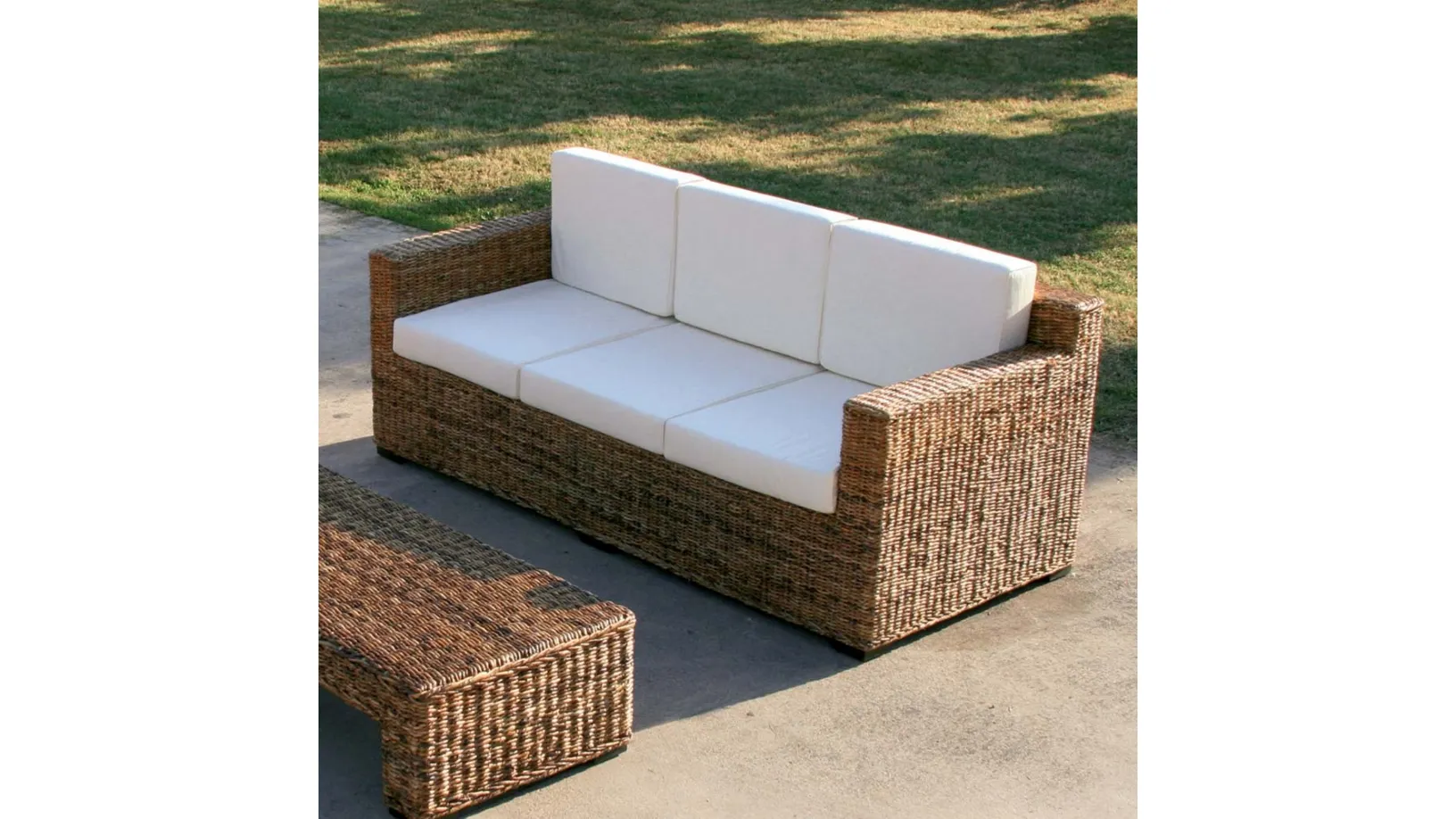 Divano Croco Sofa Grande con struttura finitura intreccio di Banano naturale con cuscini in tessuto imbottito di La Seggiola