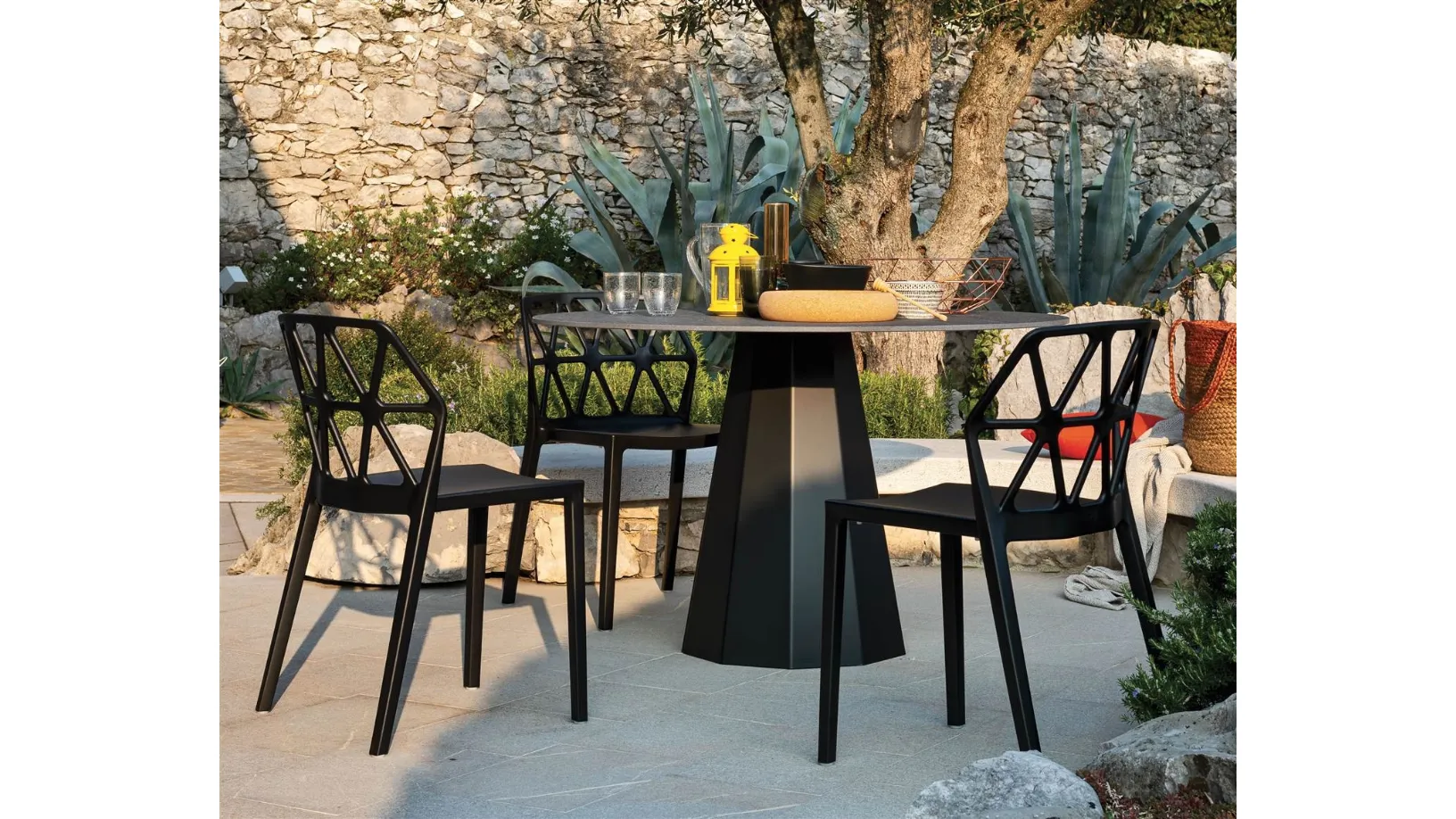 Tavolo Dix con top in Ecostone di Connubia Outdoor