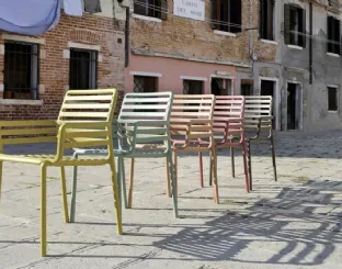 Sedia con braccioli Doga in metallo verniciato in vari colori di Sedie Brianza