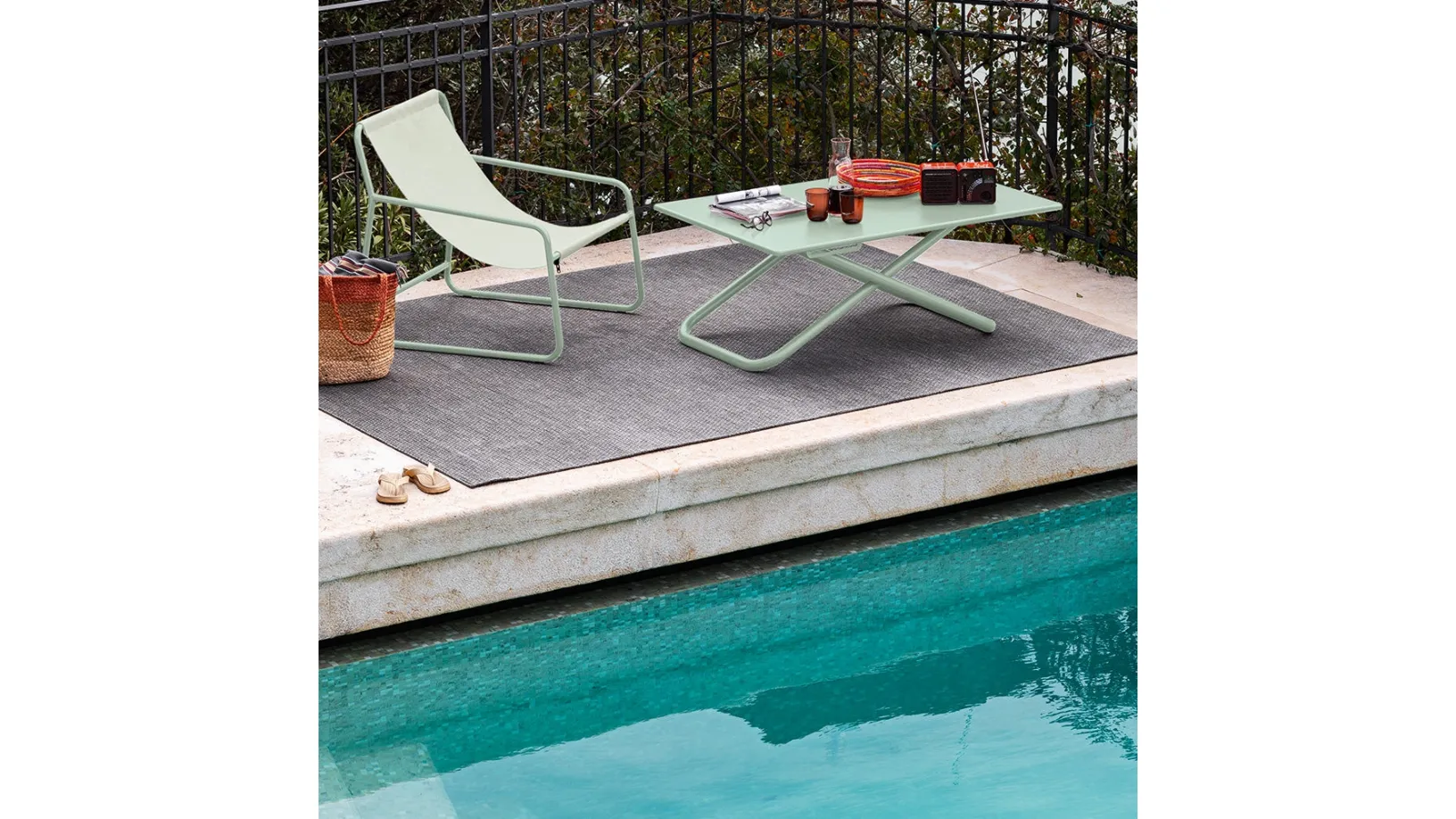 Poltroncina Lounge Easy in tela colorata con struttura in metallo di Connubia Outdoor