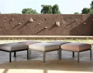 Pouf Komodo in metallo con cuscino in tessuto imbottito di Sedie Brianza