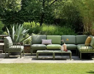 Divano e poltroncine Komodo in metallo rivestito con cuscini in tessuto imbottito e tavolino in metallo di Sedie Brianza