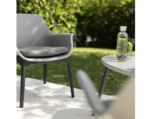 Poltroncina Lubecca in polipropilene con cuscino in tessuto imbottito di La Seggiola