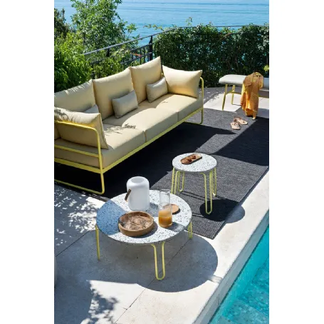 Tavolino in due dimensioni Stulle con piano tondo in eco-stone effetto pietra con base in tondino di metallo di Connubia Outdoor